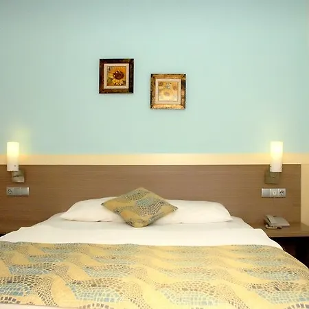 Szálloda Queen By Important Group Travel