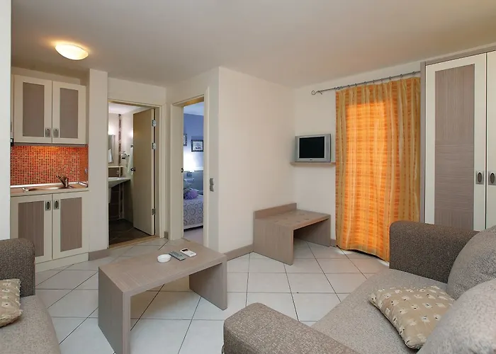 Queen By Important Group Travel Отель 4*