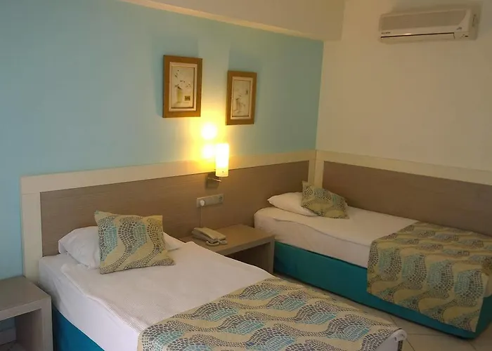 Отель Queen By Important Group Travel