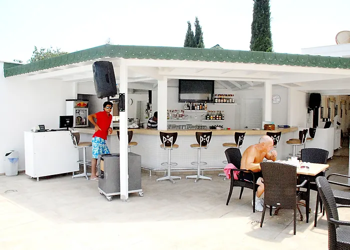 Отель Queen By Important Group Travel