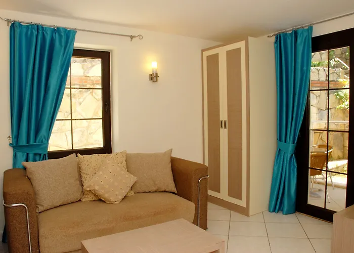 Отель Queen By Important Group Travel 4*