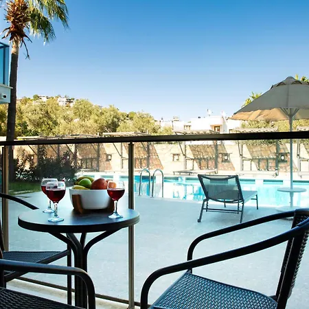 Queen By Important Group Travel Hotel apartamentowy 3*