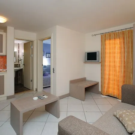 Queen By Important Group Travel Hotel apartamentowy 3*